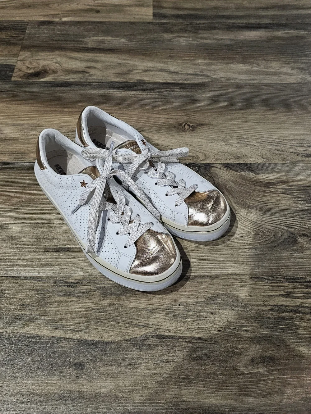 SKECHERS Street White/Gold Leather Low Top Lace-Up Sneakers Air Cushioned Foam